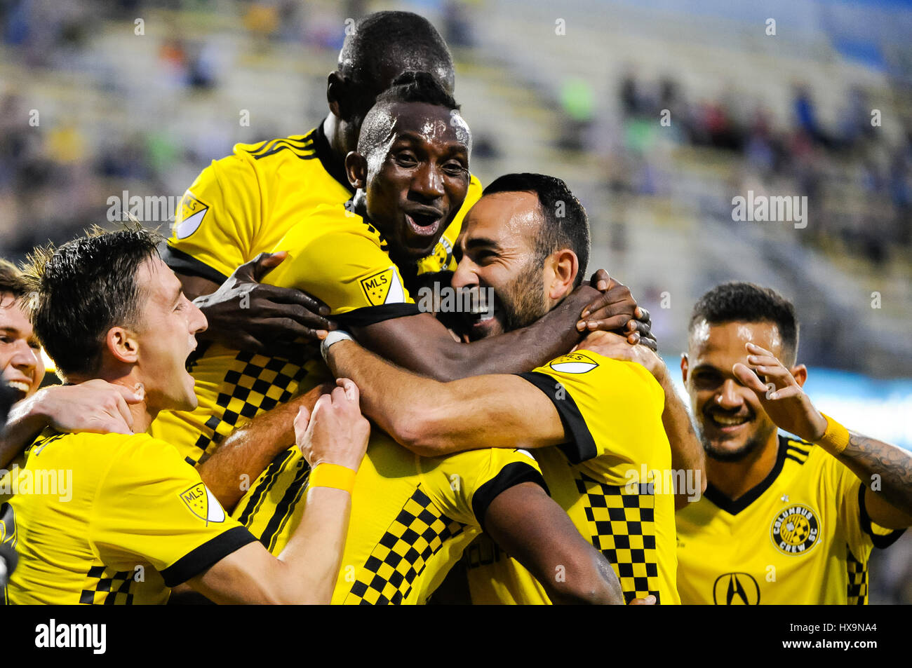 Columbus, États-Unis. 25 mars 2017. Columbus Crew SC célébrer Columbus Crew SC avant Ola Kamara (11) but dans la première moitié du match entre Portland Timbers et Columbus Crew Stadium, MAPFRE à SC à Columbus OH. Samedi 25 Mars, 2017. Score final - Columbus Crew SC 3 - Portland Timbers 2 .Crédit photo : Dorn Byg/CSM/Alamy Live News Banque D'Images
