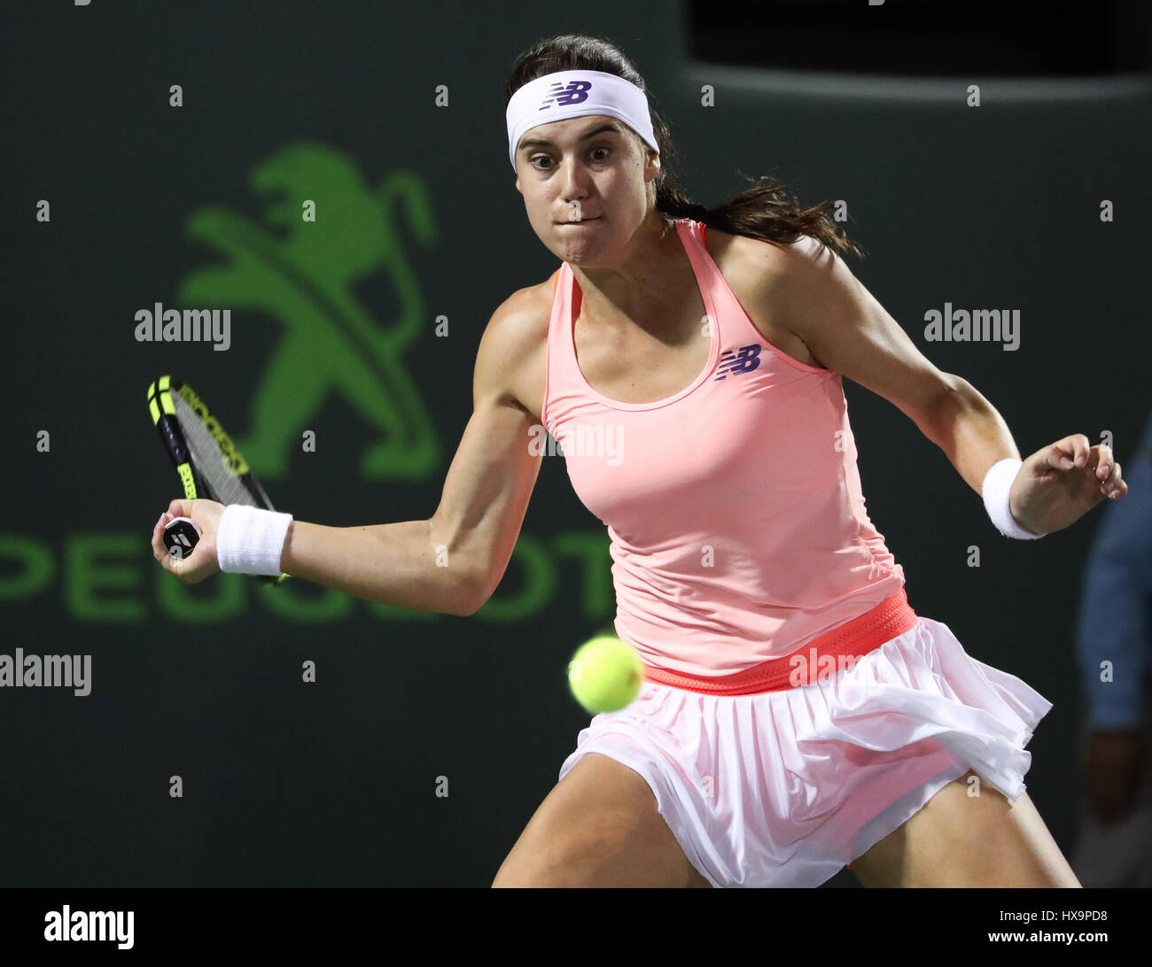 Key Biscayne, Floride, USA. Mar 25, 2017. Sorana Cirstea, de Roumanie, joue contre Caroline Wozniacki, du Danemark, à l'Open de Miami 2017 présenté par le tournoi de tennis professionnel Itau, joué à Crandon Park Tennis Center à Key Biscayne, en Floride, aux États-Unis. Cirstea 6-4 6-2 Wozniacki d. Mario Houben/CSM/Alamy Live News Banque D'Images