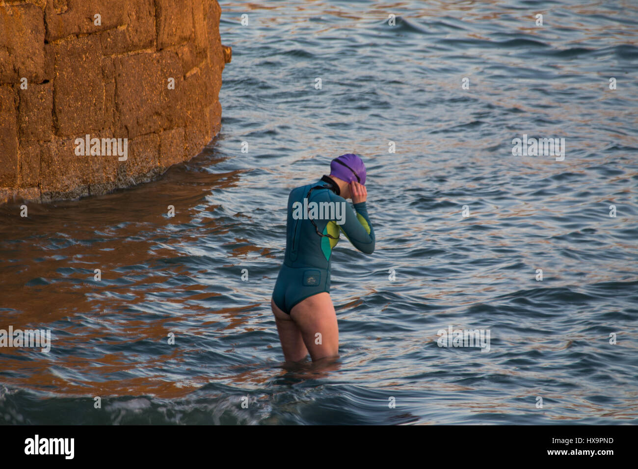 Penzance, Cornwall, UK. 26 mars 2017. Météo britannique. Les nageurs en tenant à la mer au lever du soleil dans la région de Penzance. Crédit : Simon Maycock/Alamy Live News Banque D'Images