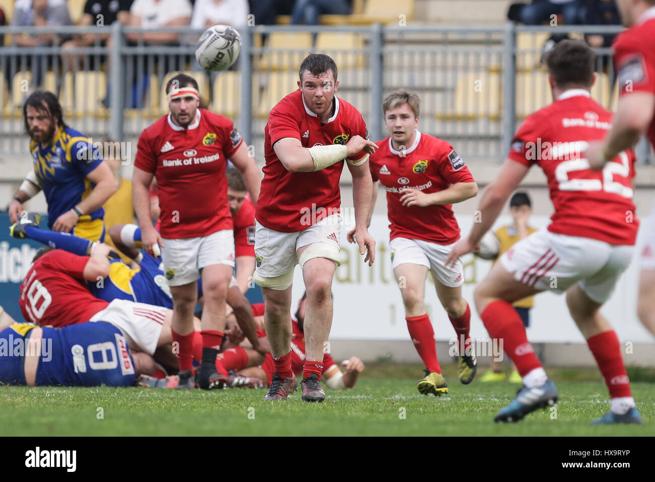 Parme, Italie. Mar 25, 2017. Munster est de retour ligne Peter O'Mahony passe le ballon à son coéquipier lors du match contre le Zèbre dans GuinnessPRO12 Crédit : Massimiliano Carnabuci/Alamy news Banque D'Images