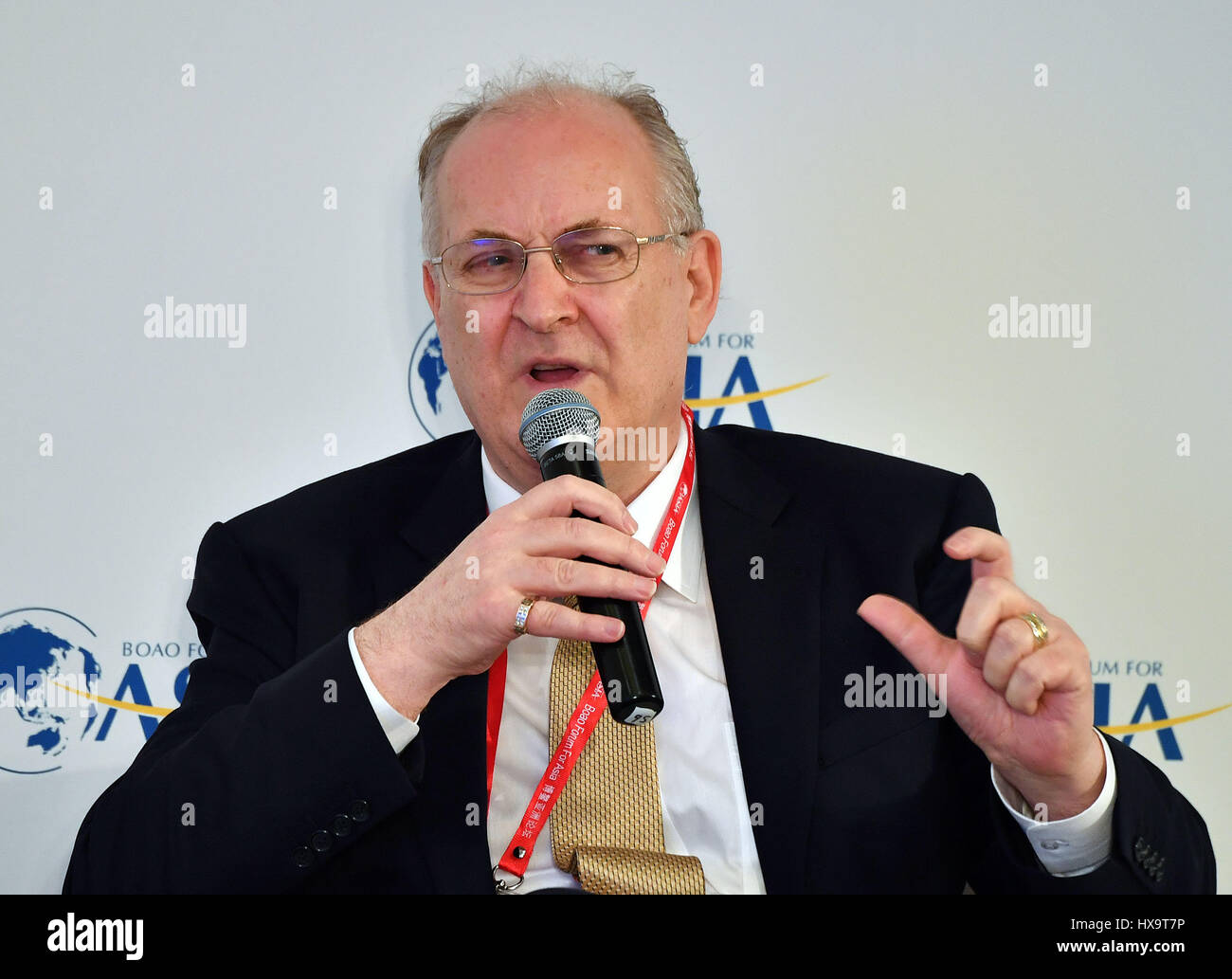 La Chine, la province de Hainan. Mar 26, 2017. Paul Sheard, vice-président exécutif et économiste en chef de S&P Global, prend la parole à la session de 'le 10e anniversaire de la crise des subprimes : A Look Back' pendant le Forum de Boao pour l'Asie Conférence annuelle en 2017, le sud de la Chine, province de Hainan, 26 mars 2017. Credit : Guo Cheng/Xinhua/Alamy Live News Banque D'Images