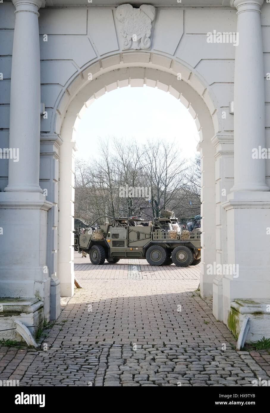 Weissenfels, Allemagne. Mar 26, 2017. Un réservoir de la conduite de l'armée britannique dans la cour de l'Château Neu-Augustusburg à Weissenfels, Allemagne, 26 mars 2017. Le 25 mars 2017, 25 sections de la "présence" de l'avant amélioré (PEF) Organisation ont été déplacés de la Caserne de Rose (Allemagne) à Orzysz en Pologne pour soutenir la mission de l'OTAN ePP. Des soldats de l'OTAN, les Etats-Unis, le Royaume-Uni et la Roumanie font leur chemin à la gare à Weissenfels. Photo : Sebastian Willnow/dpa-Zentralbild/dpa/Alamy Live News Banque D'Images