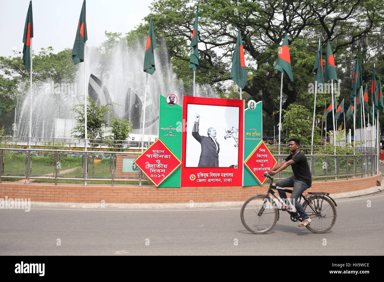 Dhaka, Bangladesh. Mar 26, 2017. 26 mars 2017 Dhaka, Bangladesh ''" peuple bangladais circuler à bicyclette sur la route au cours de la nation pour célébrer le Jour de l'indépendance 46 le 26 mars 2017, Dhaka, Bangladesh. En 1971, lorsque les forces d'occupation pakistanaise a lancé l'un des pires génocides de l'histoire qui a conduit à une guerre de neuf mois pour l'indépendance du Bangladesh en 1971. © Monirul Alam Monirul Alam/crédit : ZUMA Wire/Alamy Live News Banque D'Images