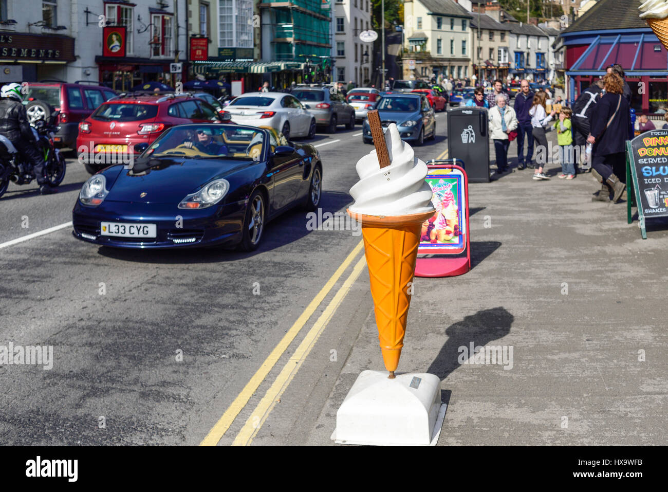 Matlock Bath, Derbyshire, Royaume-Uni. Mar 26, 2017. Le soleil du printemps apporte les excursionnistes et motocycliste de la ville thermale de Matlock qui se trouve sur les rives de la rivière Derwent. Crédit : Ian Francis/Alamy Live News Banque D'Images