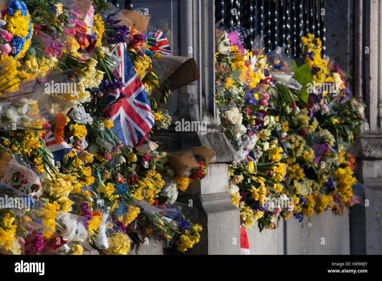 Londres, Royaume-Uni. Mar 25, 2017. Printemps des fleurs à l'extérieur de la clôture périphérique du Palais de Westminster, à la mémoire des victimes de l'attaque terroriste sur Westminster le 22 mars. Credit : Mark Kerrison/Alamy Live News Banque D'Images