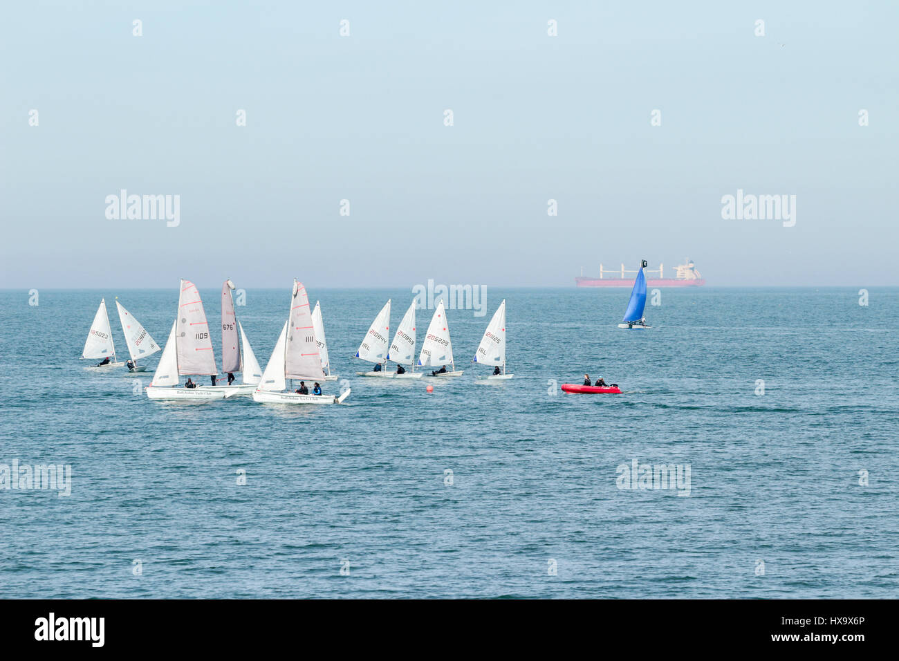 Bangor, Irlande du Nord, Royaume-Uni. Mar 26, 2017. Météo France : le soleil et une température de 14C que les yachts dans la baie de Bangor. Le beau temps devrait se poursuivre en lundi avec pluie prévue mardi. Crédit : J Orr/Alamy Live News Banque D'Images