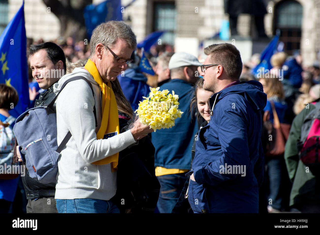 25 Mar 2017. Anti-Brexit manifestants portent des fleurs à Westminster attentat victimes au cours de l'unir pour l'Europe mars à Londres, Royaume-Uni. Banque D'Images