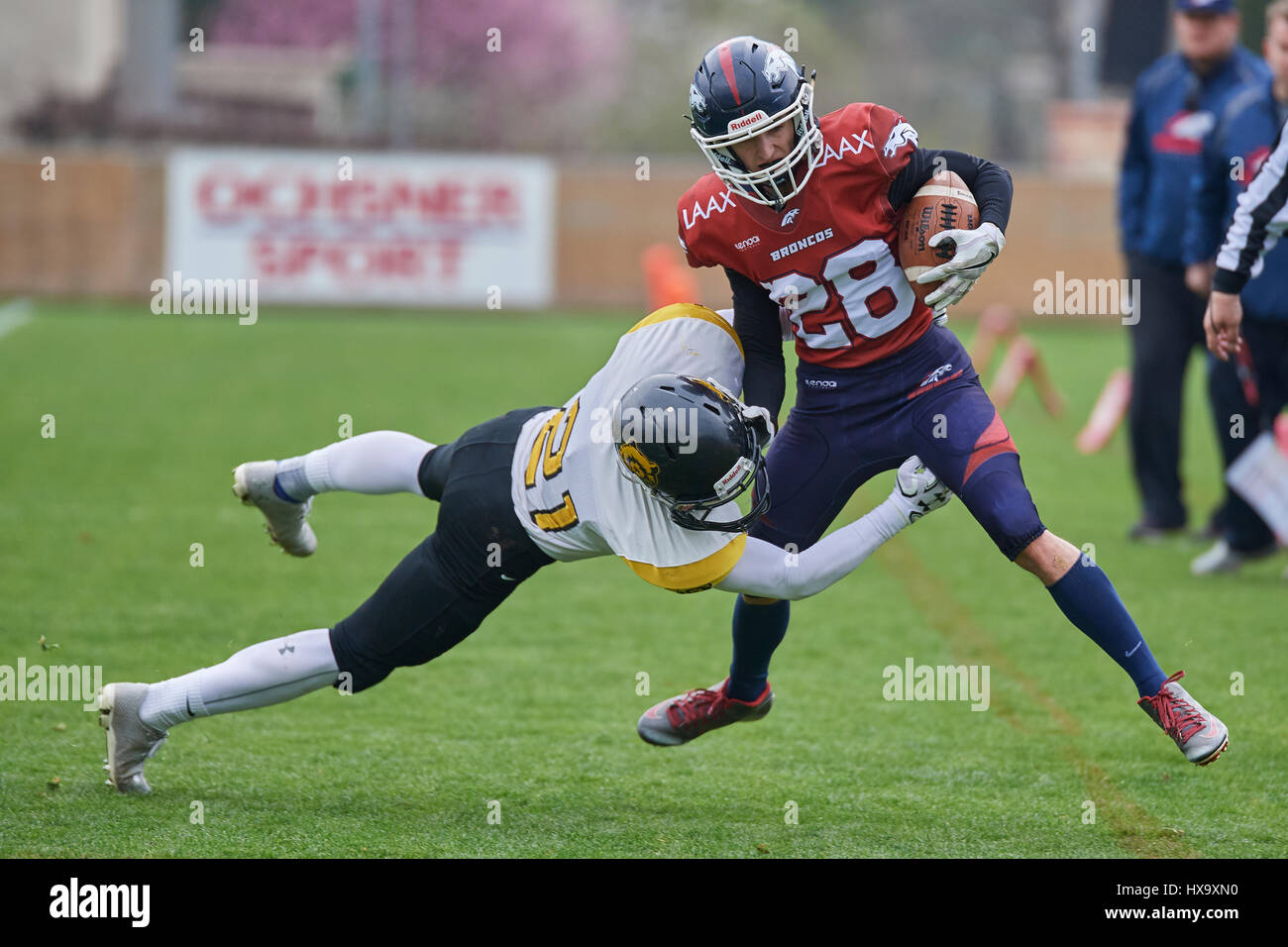 Chur, Suisse. 26 mars, 2017. Les grizzlys arrière défensif Stéphane Egger avec un plaquage contre Adrian Suenderhauf Broncos lors du match de football américain Calanda Broncos vs. Bern Grizzlies. Credit : Cronos/Alamy Live News Banque D'Images