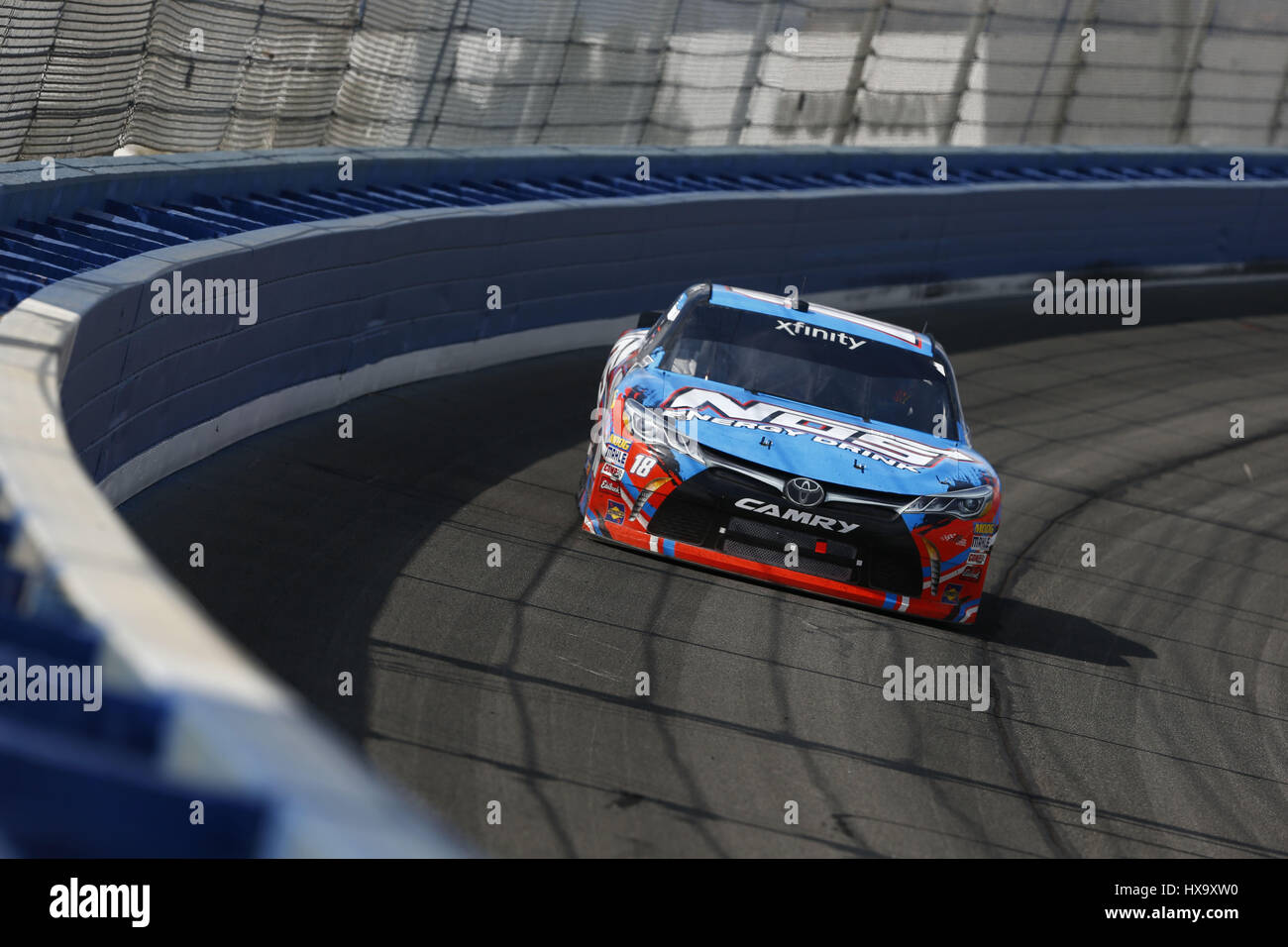 Fontana, California, USA. Mar 25, 2017. 25 mars 2017 - Fontana, California, USA : Kyle Busch (18) pour les batailles au cours de la position de la série NASCAR à Eurosport France NXS 300 Auto Club Speedway à Fontana, en Californie. Crédit : Justin R. Noe Asp Inc/ASP/ZUMA/Alamy Fil Live News Banque D'Images