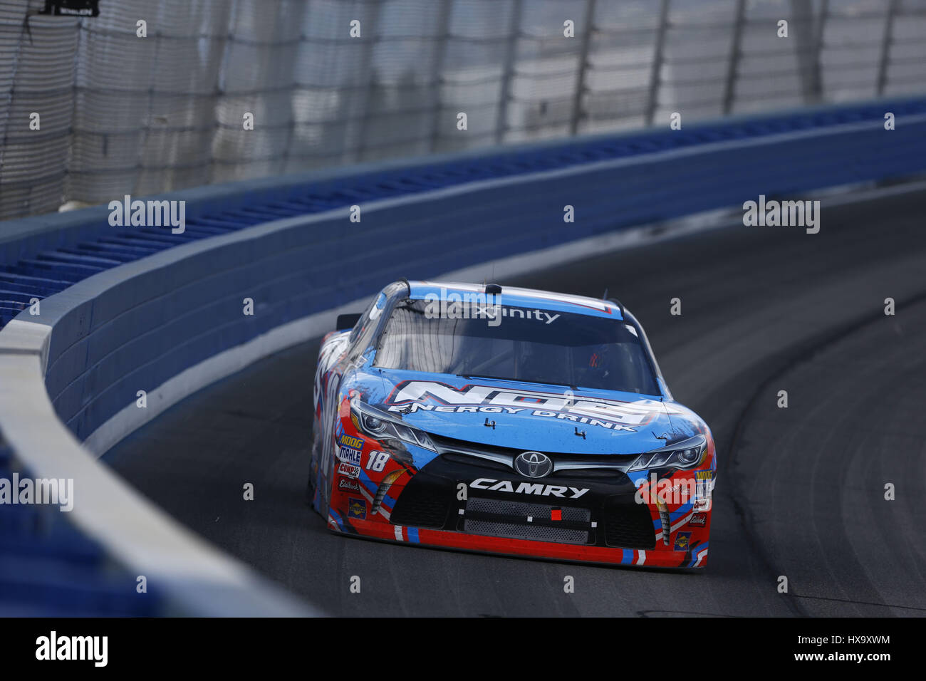 Fontana, California, USA. Mar 25, 2017. 25 mars 2017 - Fontana, California, USA : Kyle Busch (18) pour les batailles au cours de la position de la série NASCAR à Eurosport France NXS 300 Auto Club Speedway à Fontana, en Californie. Crédit : Justin R. Noe Asp Inc/ASP/ZUMA/Alamy Fil Live News Banque D'Images