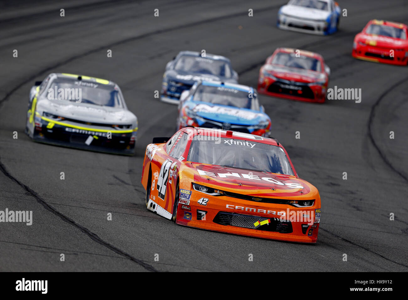 Fontana, California, USA. Mar 25, 2017. 25 mars 2017 - Fontana, California, USA : Kyle Larson (42) pour les batailles au cours de la position de la série NASCAR à Eurosport France NXS 300 Auto Club Speedway à Fontana, en Californie. Crédit : Justin R. Noe Asp Inc/ASP/ZUMA/Alamy Fil Live News Banque D'Images