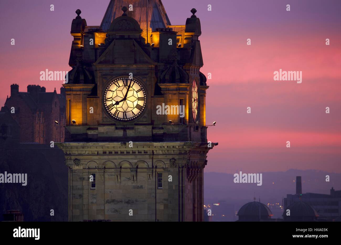 Edinburgh, Royaume-Uni. Mar 26, 2017. Coucher de soleil depuis l'Edimbourg Calton Hill. L'horloge de l'hôtel Balmoral est au premier plan avec le château illuminé en complimentant violet les couleurs chaudes du coucher de soleil. Credit : Riche de Dyson/Alamy Live News Banque D'Images
