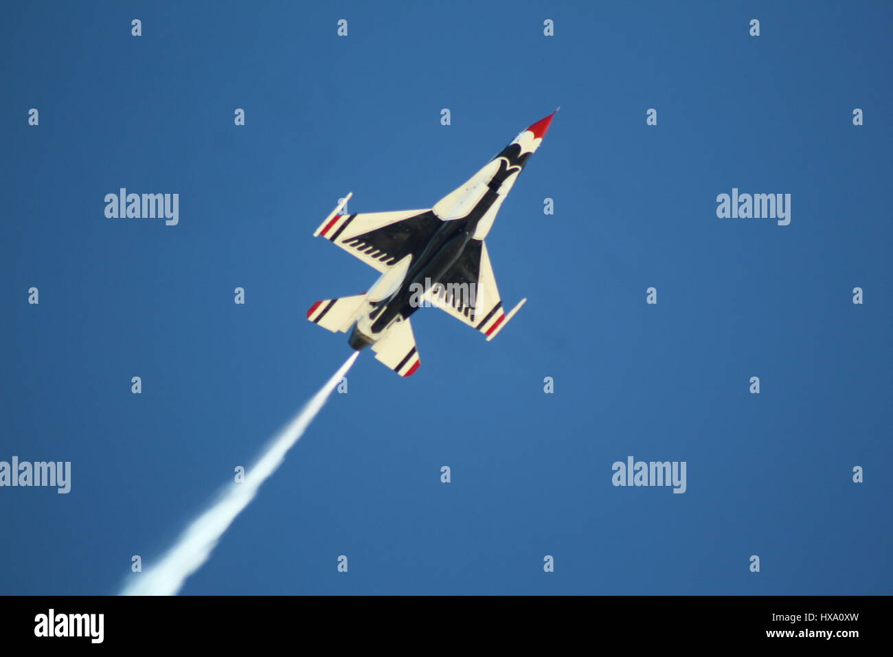 US Air Force F-16 préformage survol d'avant-course. Banque D'Images