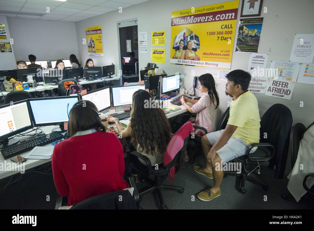 Angeles City, Pampanga, Philppines. Sep 30, 2016. Employés dans un centre d'appels pour entreprise australienne removalist Mini déménageurs. Mini Movers déplacé une grande partie de leurs activités aux Philippines en 2010, dans un geste qui leur président Mark O'Hagen (non représenté) réclamations permis à l'entreprise de l'insolvabilité. Crédit : Dave Tacon/ZUMA/Alamy Fil Live News Banque D'Images