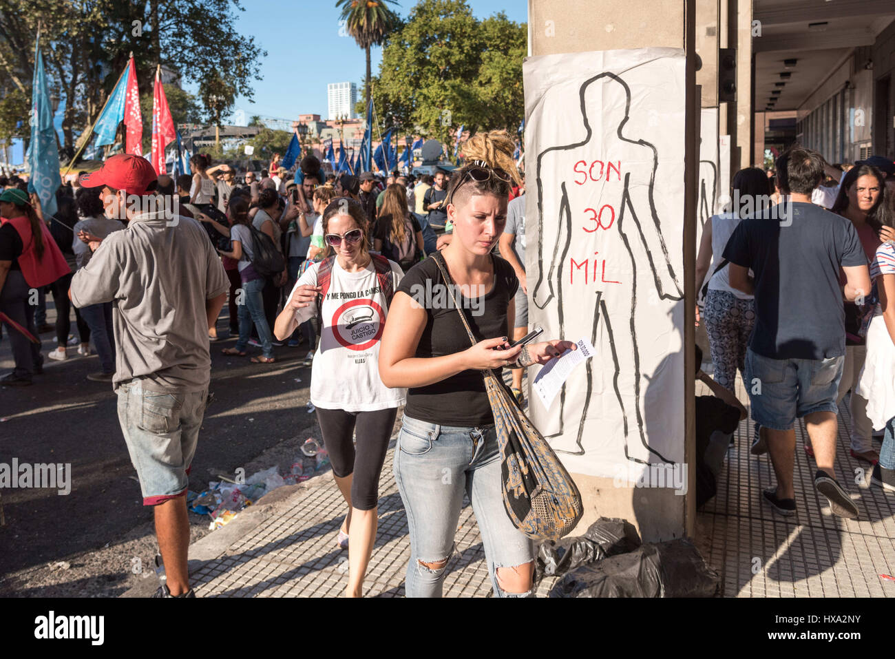 Buenos Aires, Argentine. 24Th Mar, 2017. Des centaines de milliers d'demostrators de toute l'Argentine ont défilé aujourd'hui à Plaza de Mayo à Buenos Aires pour le Memorial Day Crédit : Maximiliano Javier Ramos/ZUMA/Alamy Fil Live News Banque D'Images