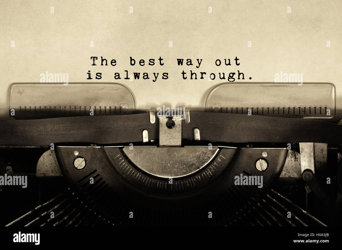 Des citations inspirantes le meilleur moyen de sortir est toujours par dactylographié sur vintage typewriter Banque D'Images
