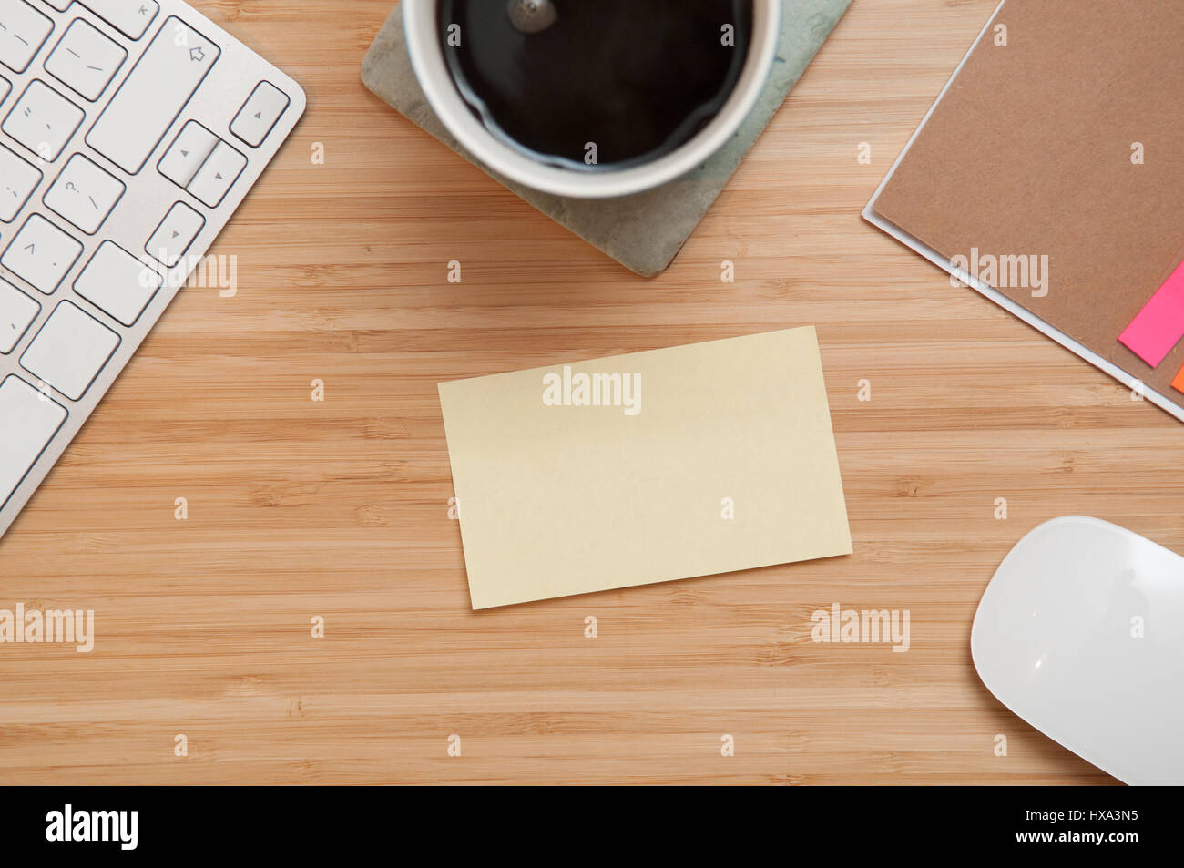 Le papier blanc note sur une table avec l'exemplaire de l'espace pour ajouter votre propre texte Banque D'Images