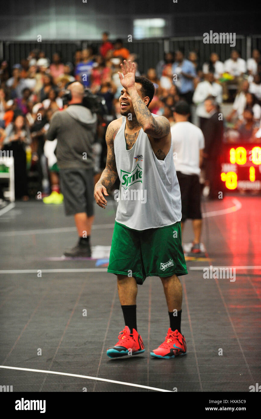 Chanteur Chris Brown assiste à la célébrité de l'image-objet jeu de basket-ball au cours de l'expérience au PARI 2014 A.L. Vivre le 28 juin 2014 à Los Angeles, Californie. Banque D'Images