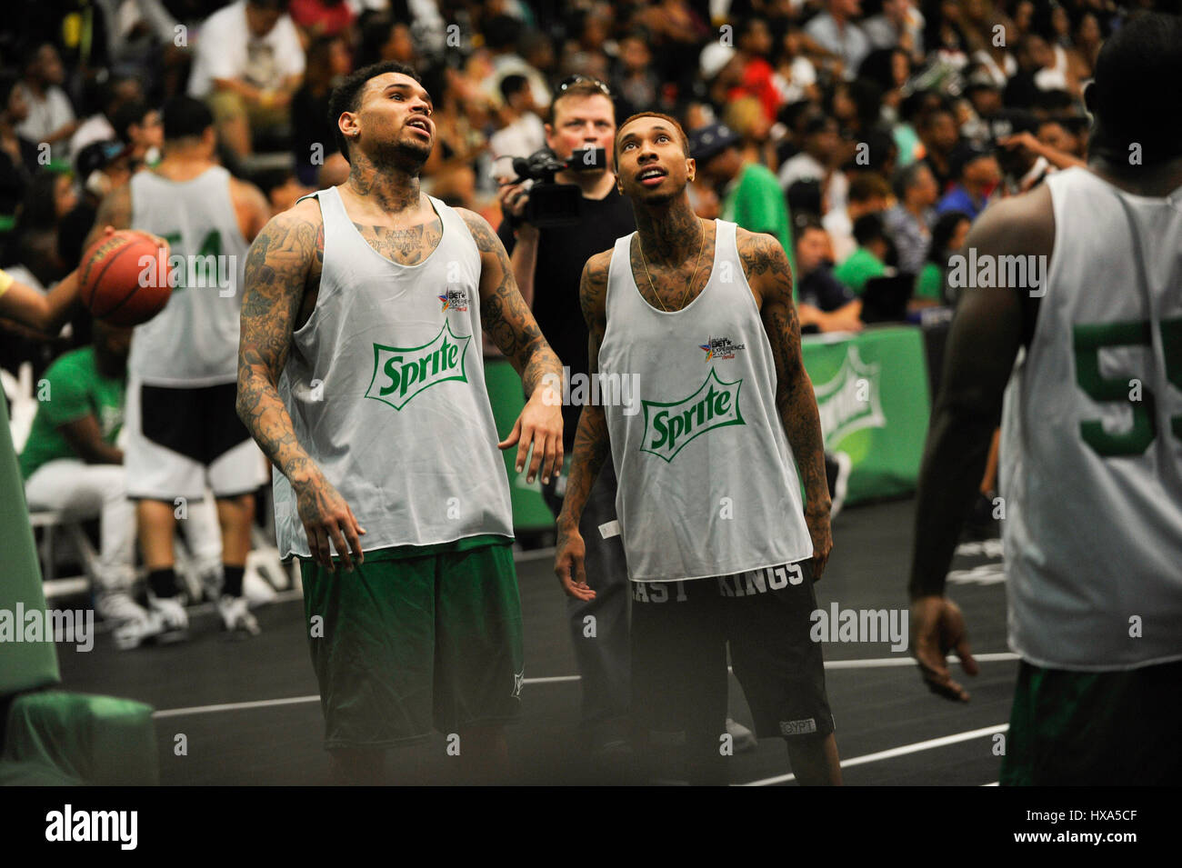 Chris Brown et Tyga assiste à la célébrité de l'image-objet jeu de basket-ball au cours de l'expérience au PARI 2014 A.L. Vivre le 28 juin 2014 à Los Angeles, Californie. Banque D'Images