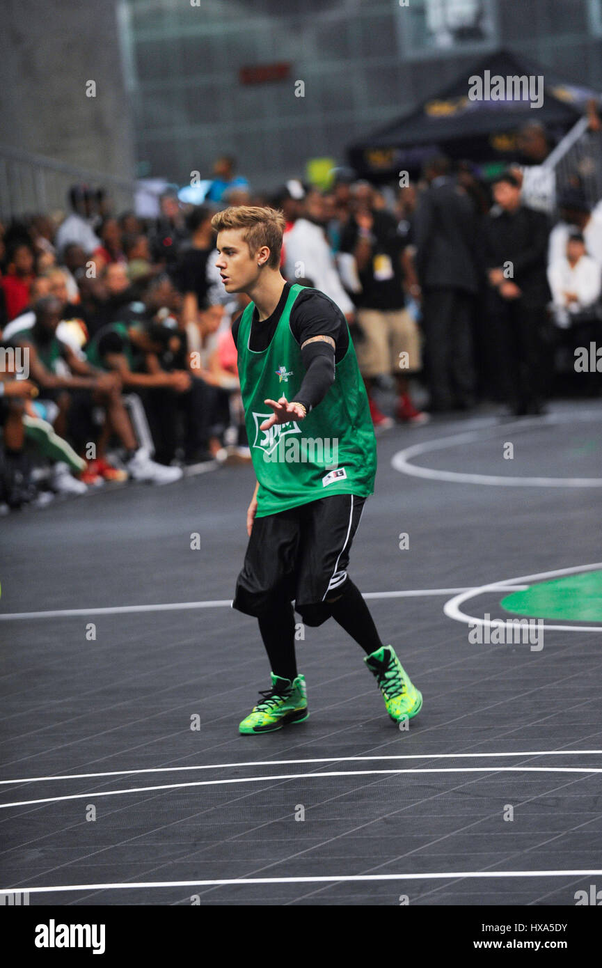 Justin Bieber chanteur assiste à la célébrité de l'image-objet jeu de basket-ball au cours de l'expérience au PARI 2014 A.L. Vivre le 28 juin 2014 à Los Angeles, Californie. Banque D'Images