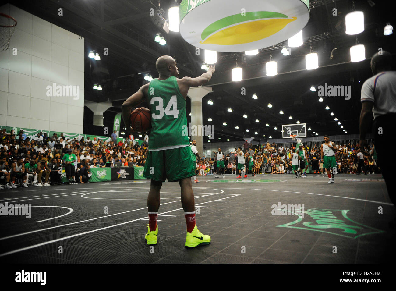 Le boxeur Floyd Mayweather assiste à la célébrité de l'image-objet jeu de basket-ball au cours de l'expérience au PARI 2014 A.L. Vivre le 28 juin 2014 à Los Angeles, Californie. Banque D'Images