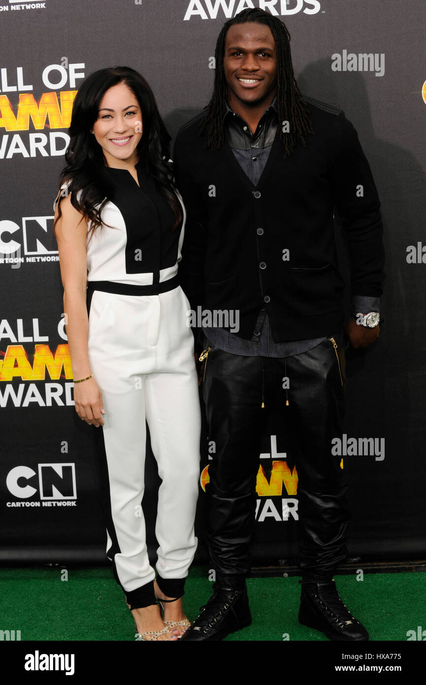 Jamaal Charles running back des Chiefs de Kansas City (R) arrive à la 4e assemblée annuelle Cartoon Network Hall of Game Awards au Barker Hangar sur 15 février 2014 à Santa Monica, en Californie. Banque D'Images Jamaal Charles running back des Chiefs de Kansas City (R) arrive à la 4e assemblée annuelle Cartoon Network Hall of Game Awards au Barker Hangar sur 15 février 2014 à Santa Monica, en Californie. Banque D'Images