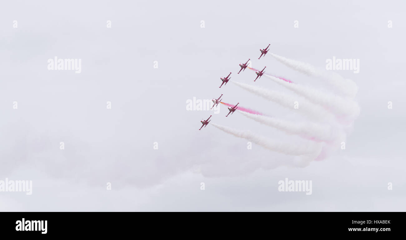 LEEUWARDEN, Pays-Bas - 6 juin 2016 : démonstration de la force aérienne turque Star tean l'exercice de leurs exploits au cours de la journées portes ouvertes de l'Armée de l'air néerlandaise Banque D'Images