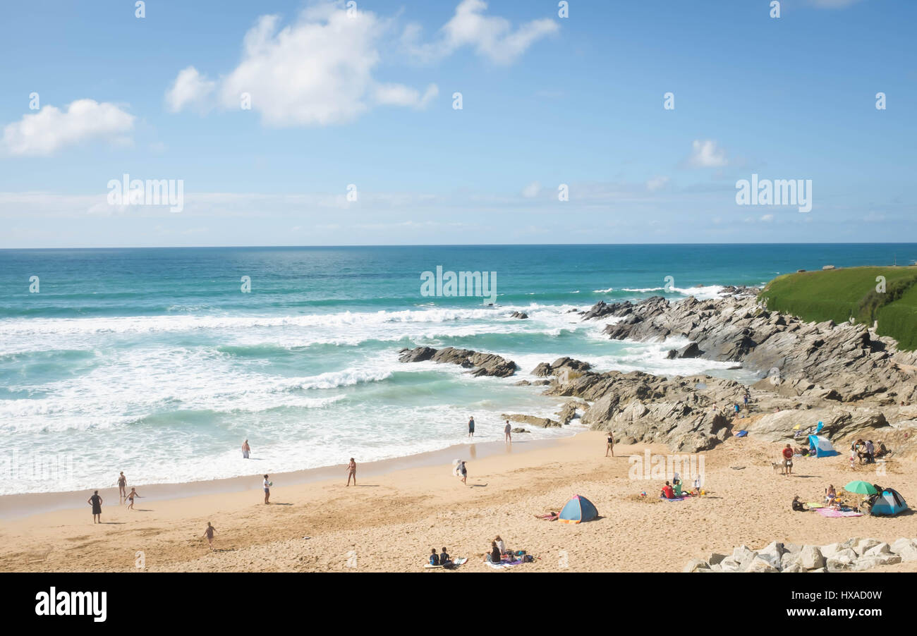 Photographie couleur de la plage de Fistral, Newquay, Cornwall montrant les vacanciers profitant de la plage de sable et le surf sur une chaude journée d'été ensoleillée. Banque D'Images