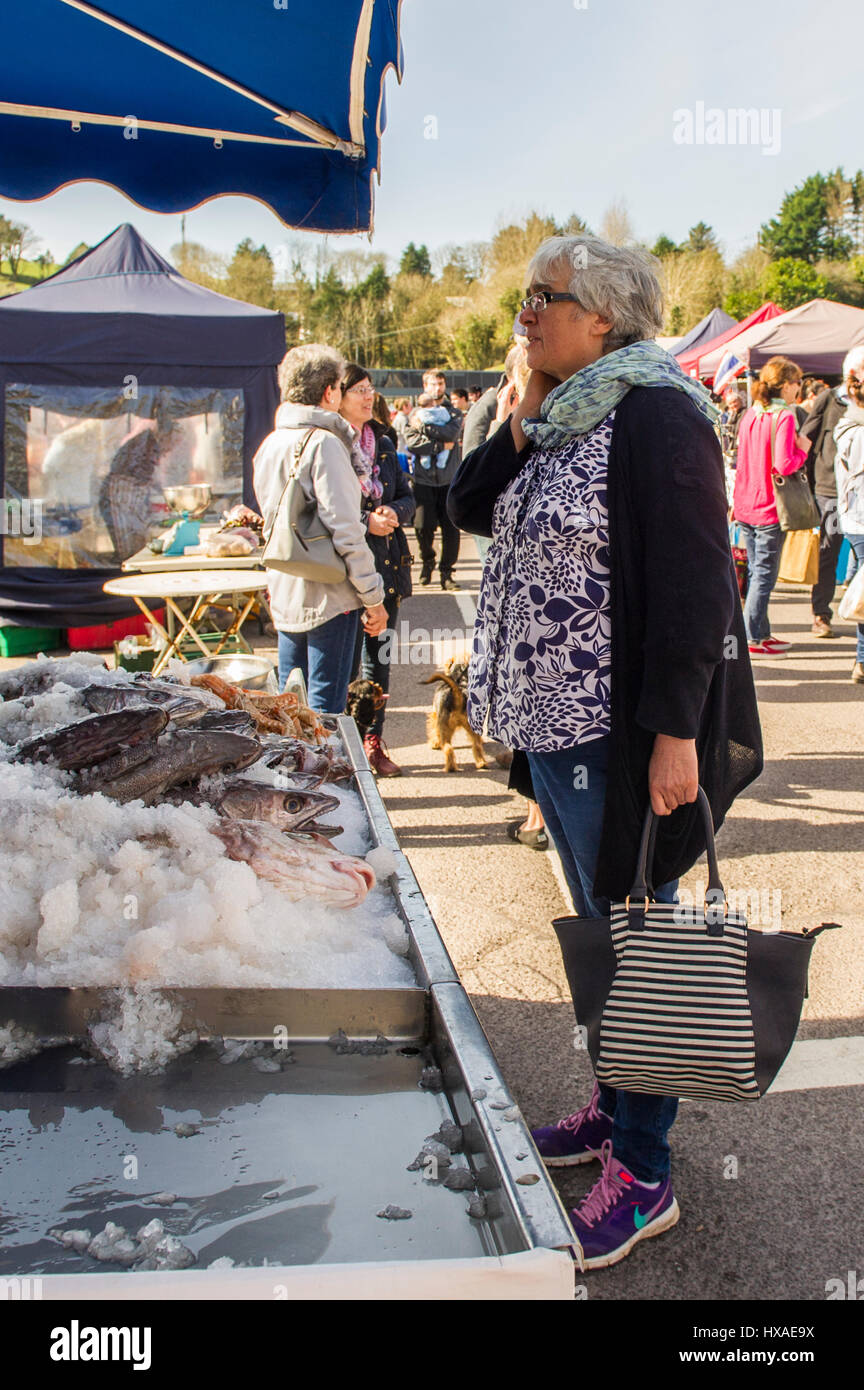 Femme d'acheter du poisson au marché des fermiers de Skibbereeen dans Baltimore, West Cork, Irlande. Banque D'Images