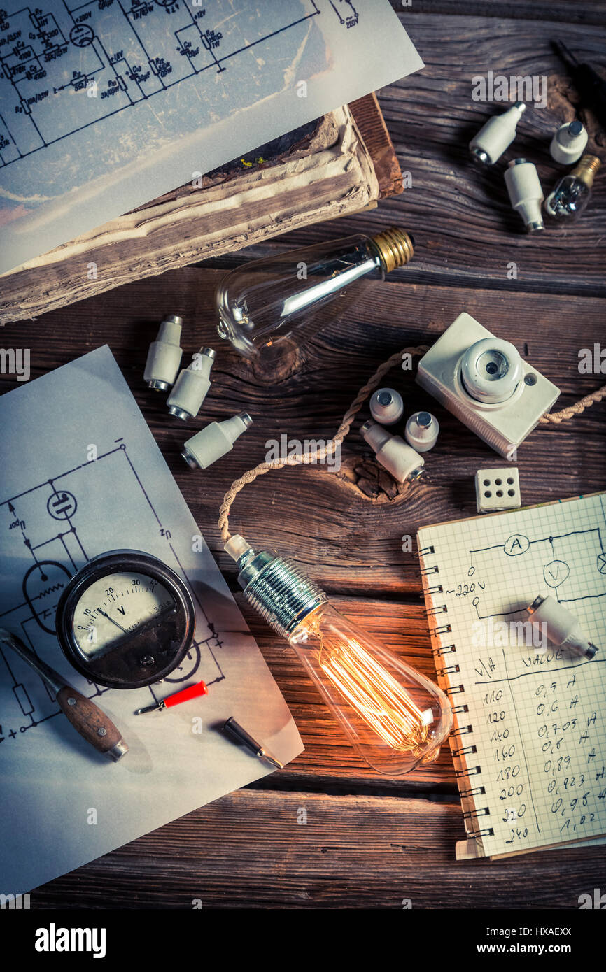 Des tests de résistance de l'ampoule dans le laboratoire vintage Banque D'Images