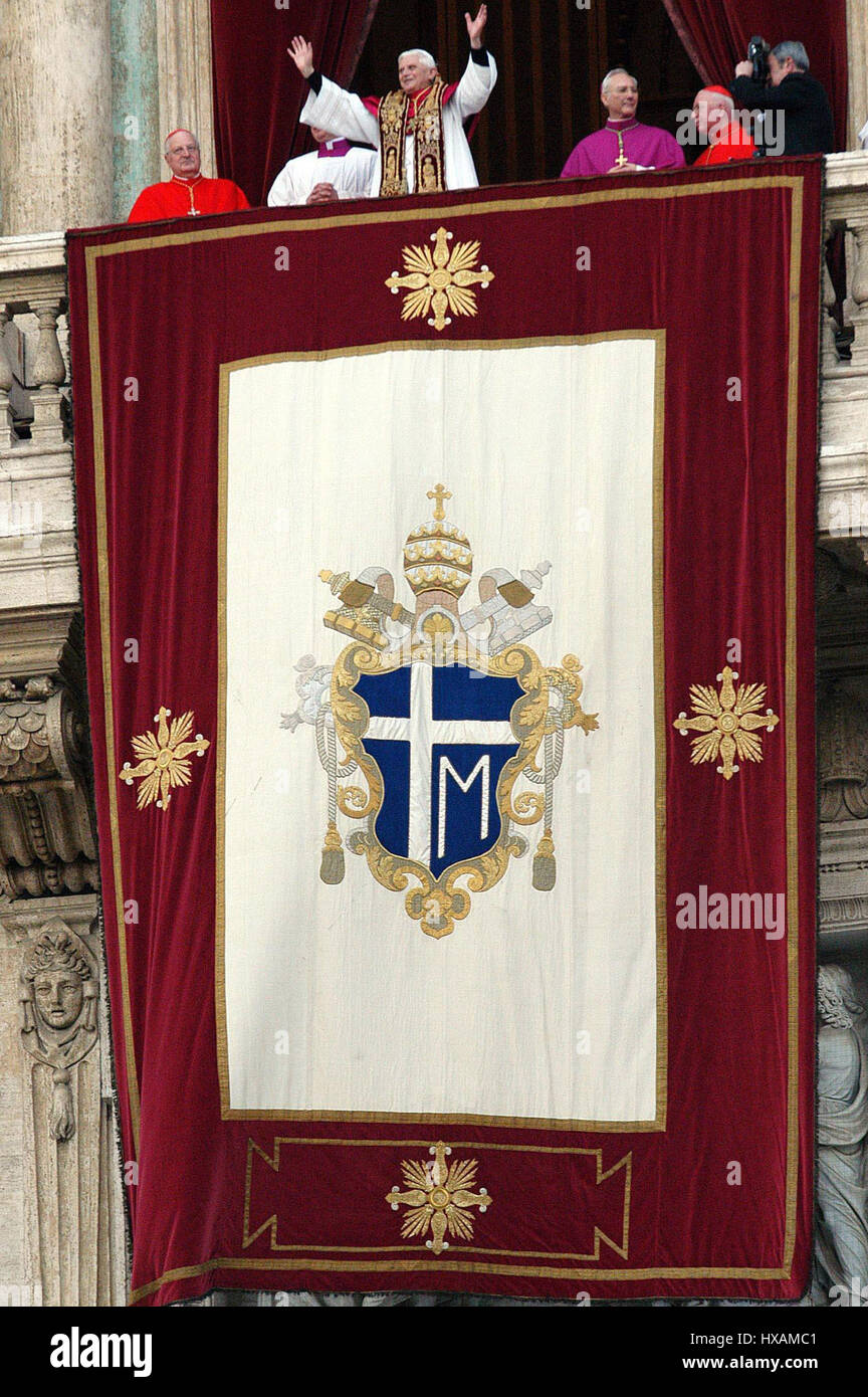 JOSEPH RATZINGER, LE PAPE BENOÎT XVI LE PAPE BENOÎT XVI 19 Avril 2005 ST. PETERS VATICAN ROME Banque D'Images