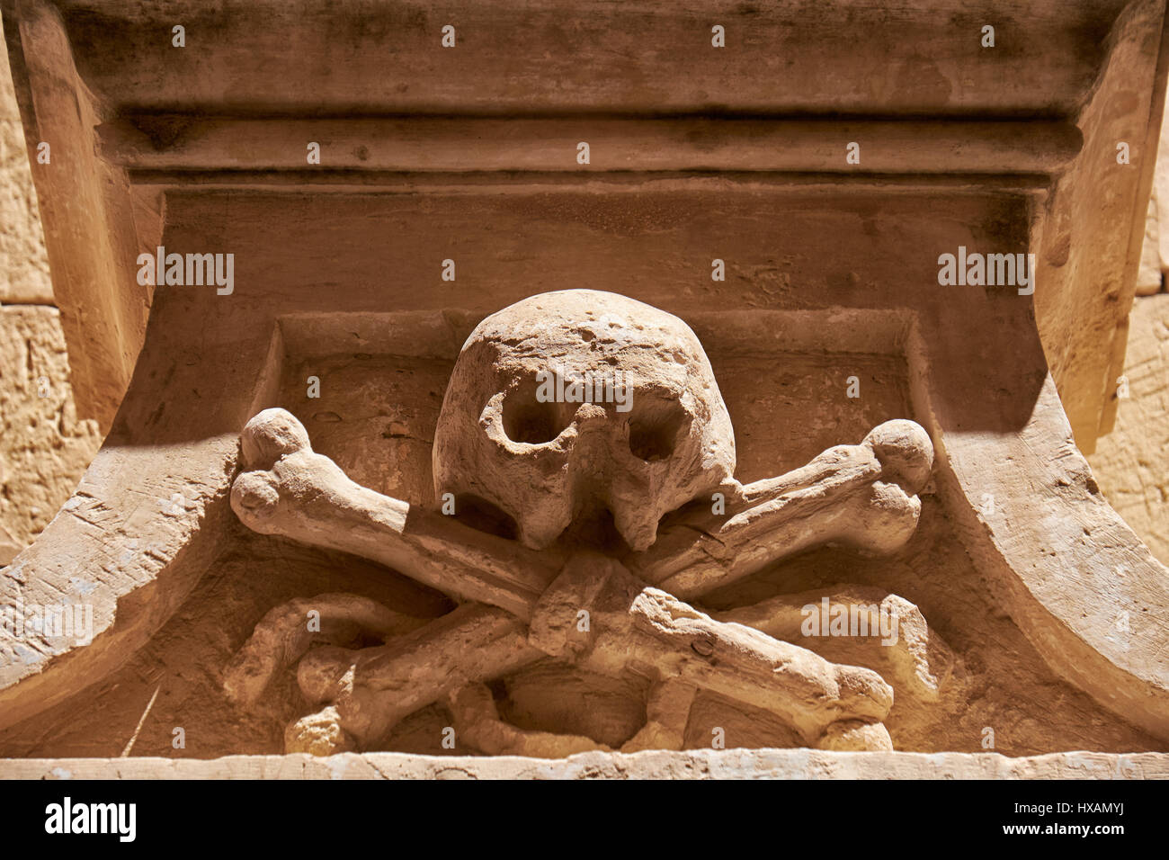 La Totenkopf, tête de mort, une tête de mort, symbole comme un élément décoratif à l'entrée de la maison d'habitation de Mdina. Malte Banque D'Images