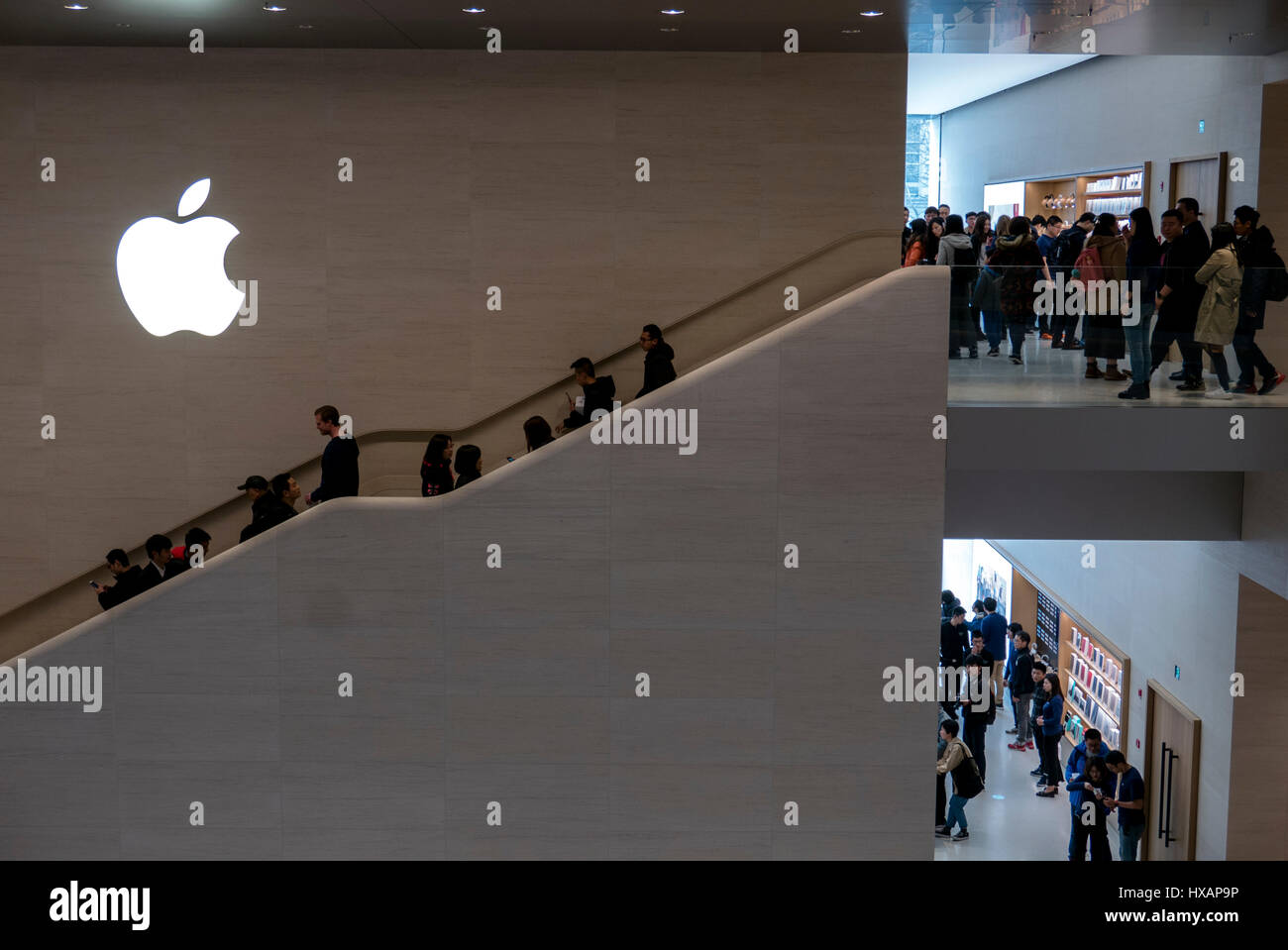 Les clients chinois dans la nouvelle boutique Apple Banque D'Images