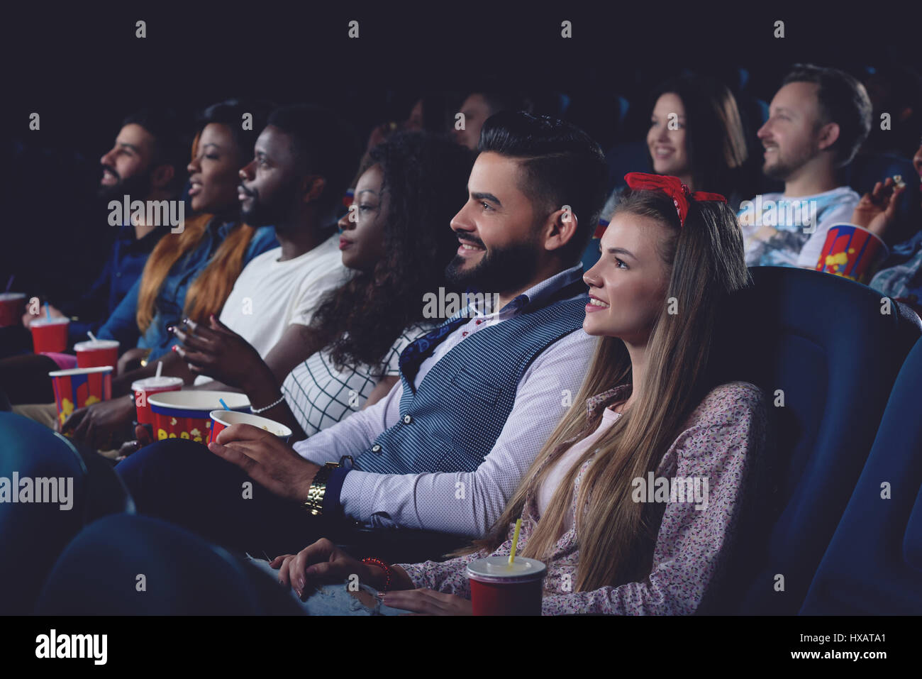 Société des gens regarder la vidéo dans le cinéma. Banque D'Images