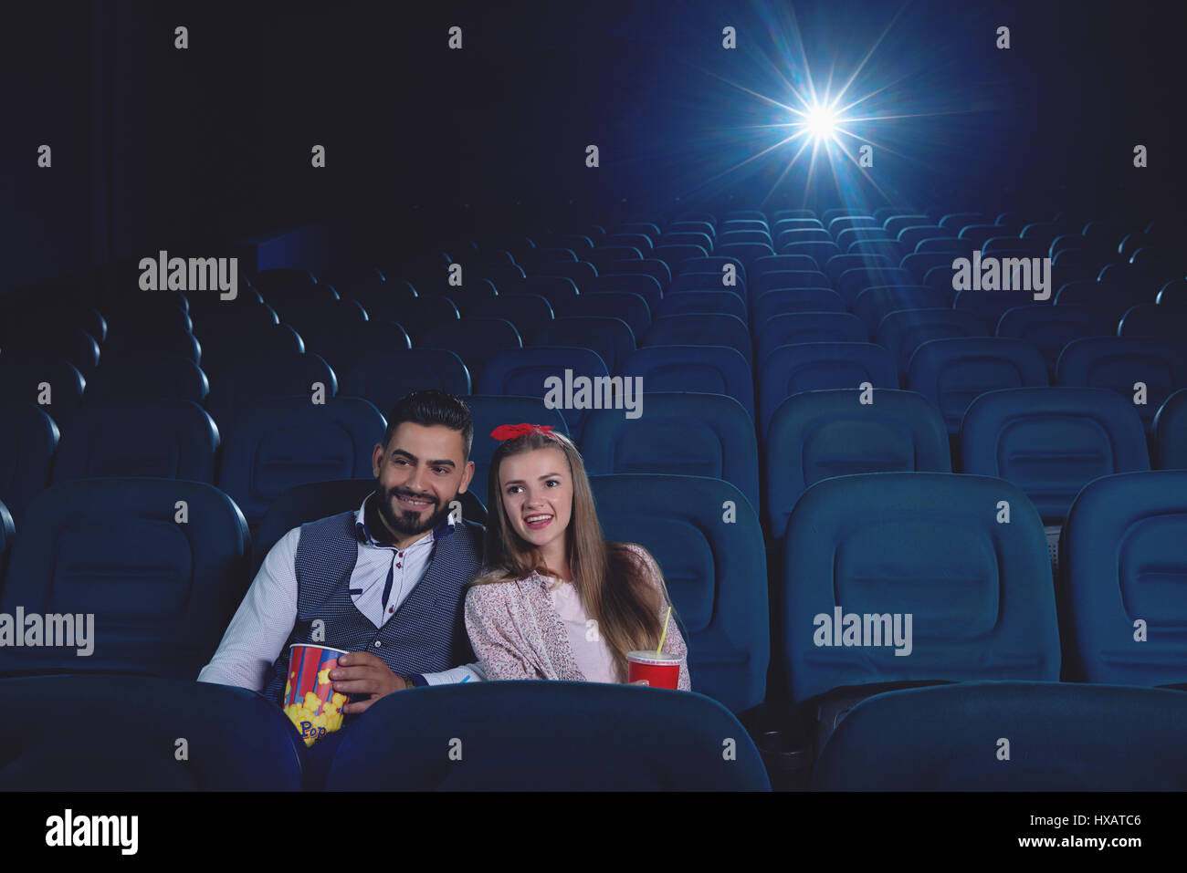 Couple homme arabe et de race blanche femme seule dans le cinéma. Banque D'Images