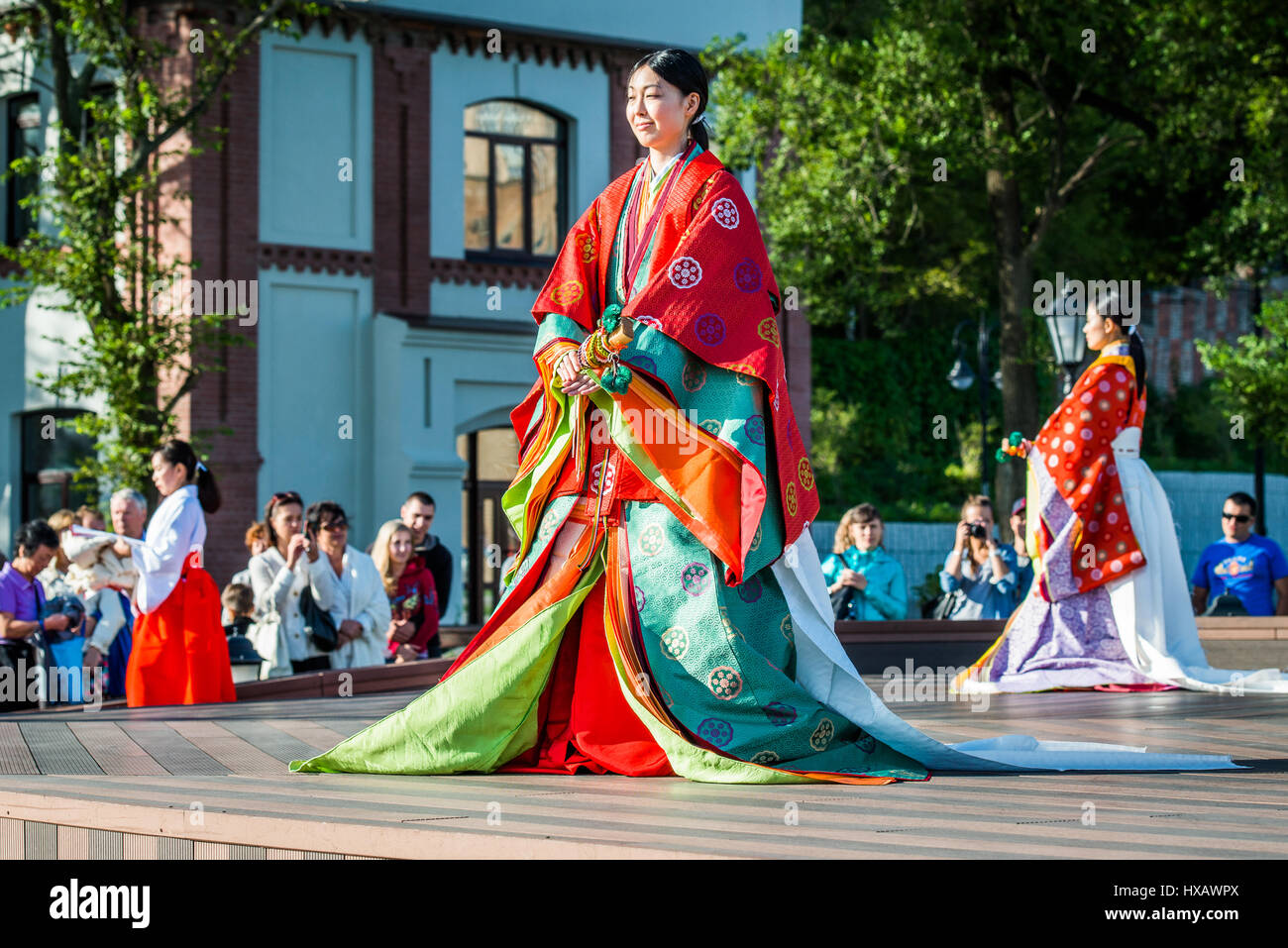 VLADIVOSTOK, Russie - le 30 août 2013 : les femmes qui travaillent dans le centre d'étude de japonais traditionnel Kimono couche show 12. Banque D'Images