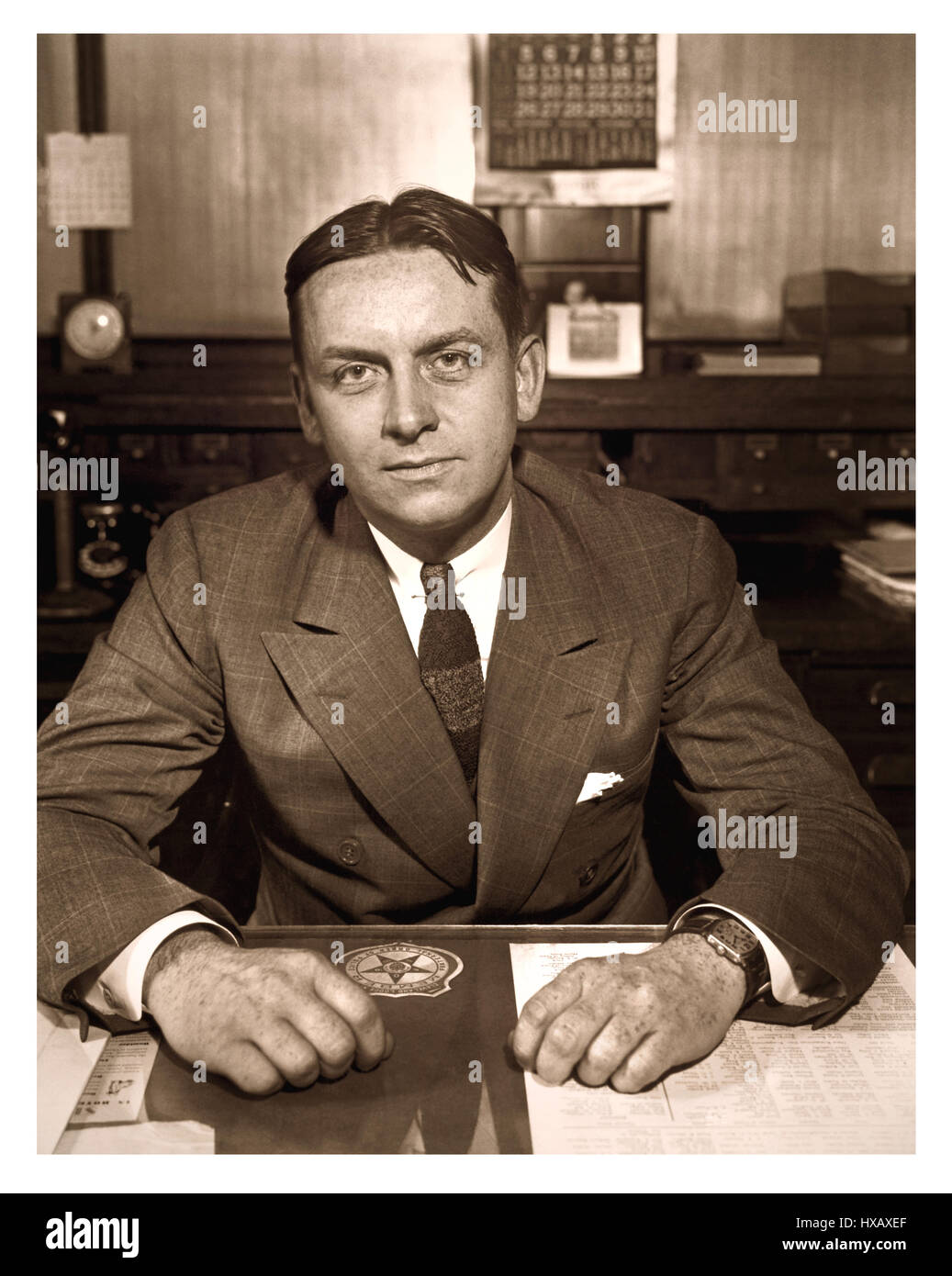 Eliot Ness image historique (1903-1957 photographié en 1937) a été nommé à la tête d'un homme neuf de l'équipe d'application de la loi "Les intouchables" créé pour enquêter sur la Mafia et perturbent les Mob Boss Al Capone's. Banque D'Images Eliot Ness image historique (1903-1957 photographié en 1937) a été nommé à la tête d'un homme neuf de l'équipe d'application de la loi "Les intouchables" créé pour enquêter sur la Mafia et perturbent les Mob Boss Al Capone's. Banque D'Images
