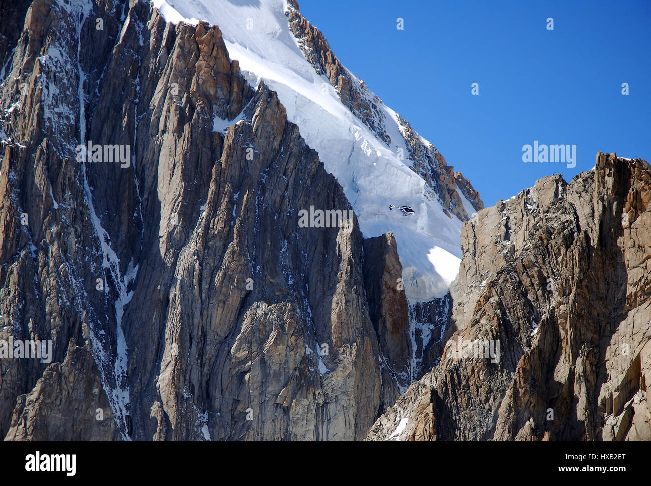 De magnifiques, gigantesques montagnes des Alpes de haute altitude, de hautes parois rocheuses et intact pente de neige en vue d'hélicoptère de sauvetage battant loin Banque D'Images