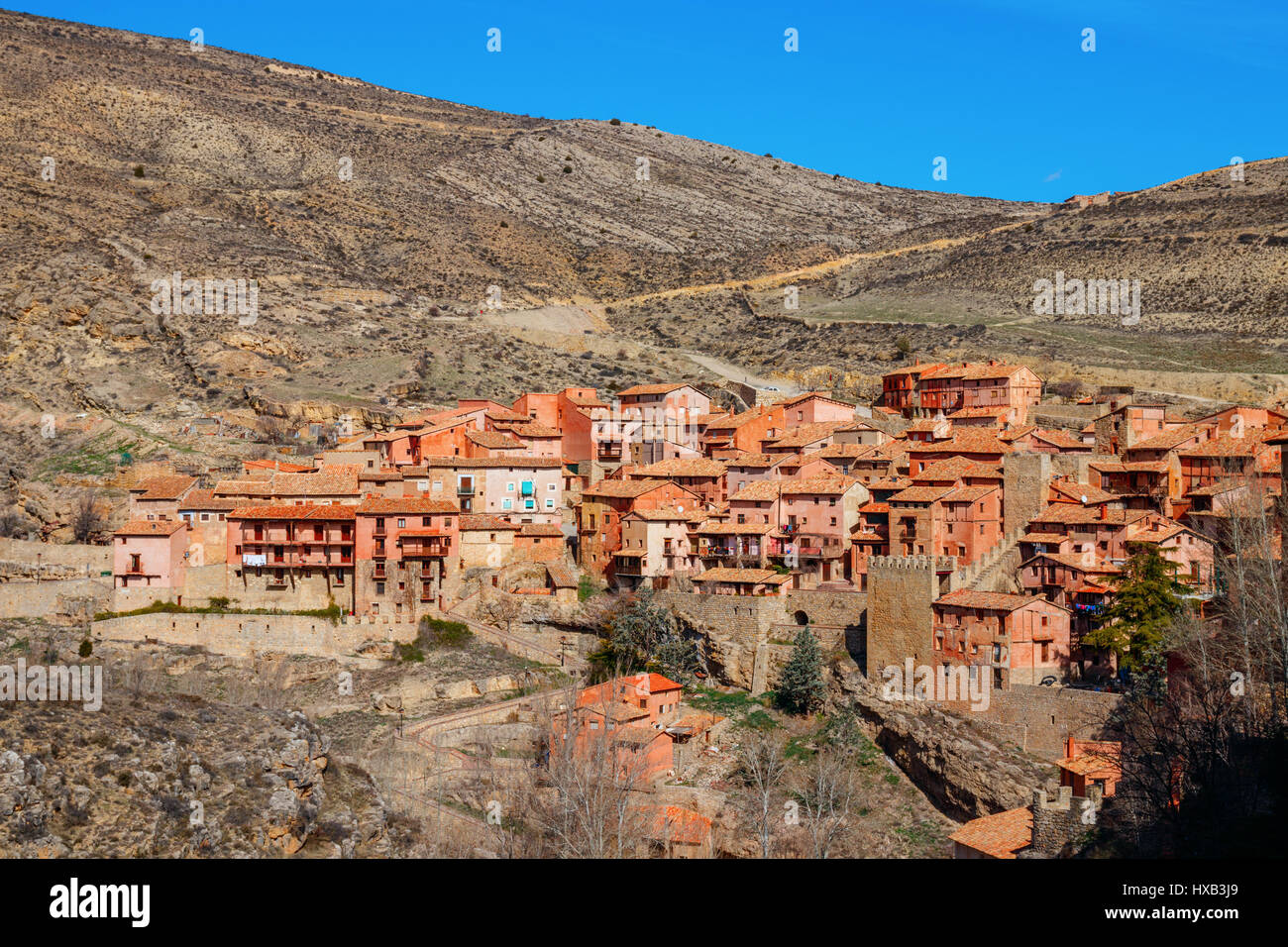 Belle vue sur la ville médiévale Albarracin, avec des collines à l'arrière-plan sous un ciel bleu. Albarracin est situé dans la province de Teruel, Espagne. Banque D'Images