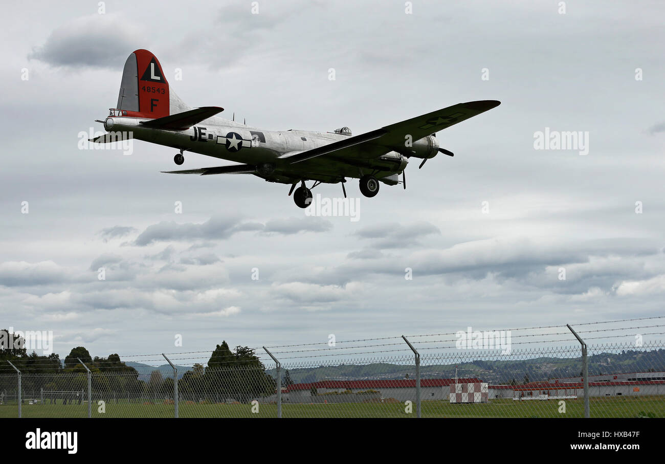 B-17G 'Madras Maiden' attend de décoller de l'aéroport de Hayward, en Californie. Banque D'Images