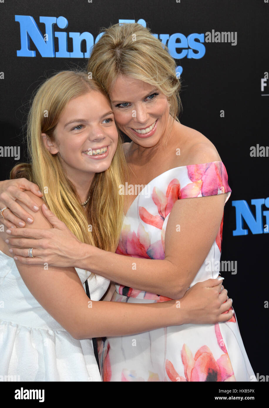 LOS ANGELES, CA. 1 août 2016 : l'actrice Cheryl Hines & fille Catherine Rose Young lors de la première mondiale de "Neuf vies" au théâtre chinois de Grauman Banque D'Images