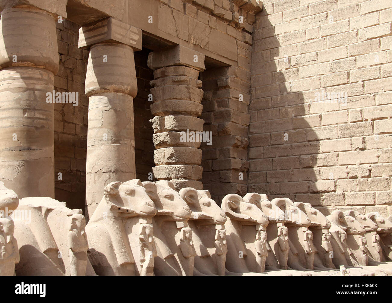 Colonne inachevée à Karnak Temple Complex à Louxor Banque D'Images