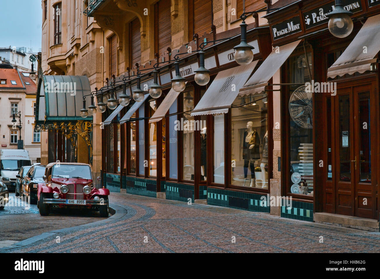 Street view avec vieille voiture Visites guidées - PRAGUE / RÉPUBLIQUE TCHÈQUE - 20 MARS 2017 Banque D'Images