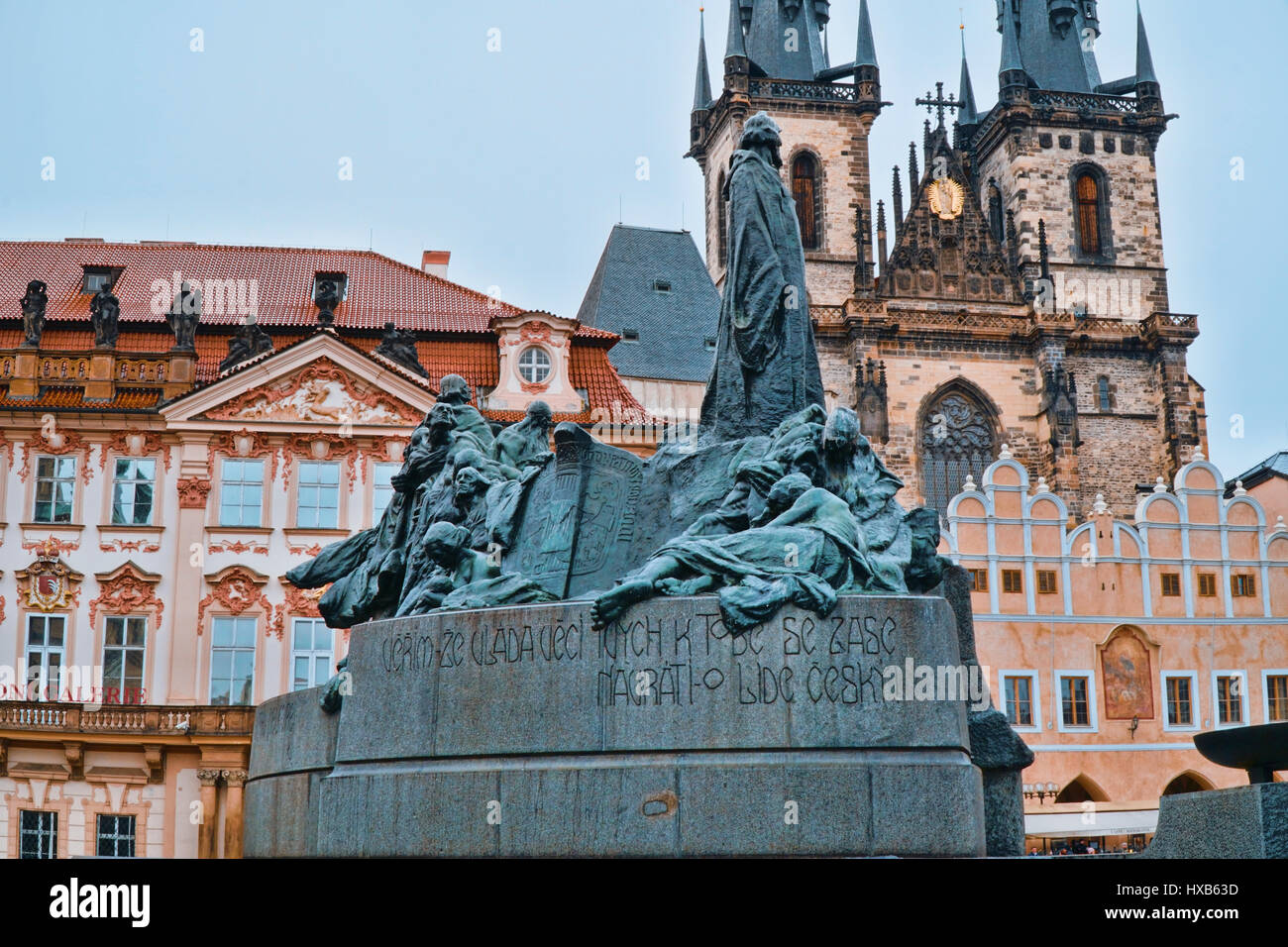 Grand monument au milieu de la place de la Vieille Ville à Prague Banque D'Images