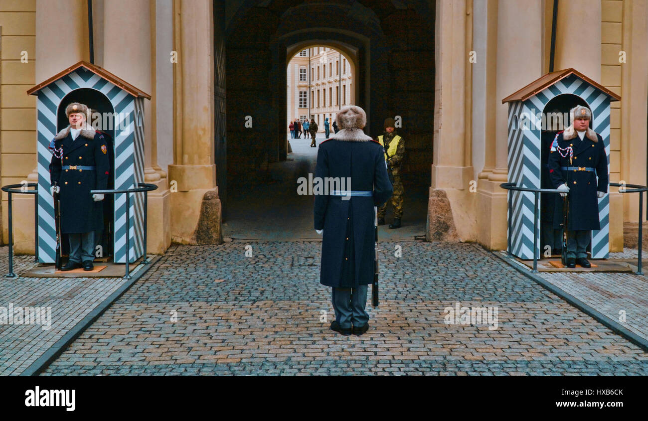 Changement de garde au Château de Prague - Prague / République tchèque - 20 MARS 2017 Banque D'Images