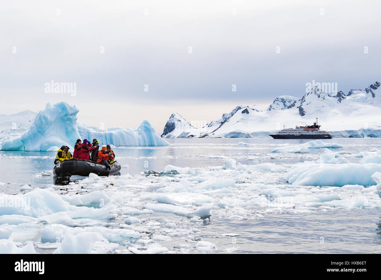 Les touristes de l'antarctique en zodiac parmi Antarctic iceberg. Banque D'Images