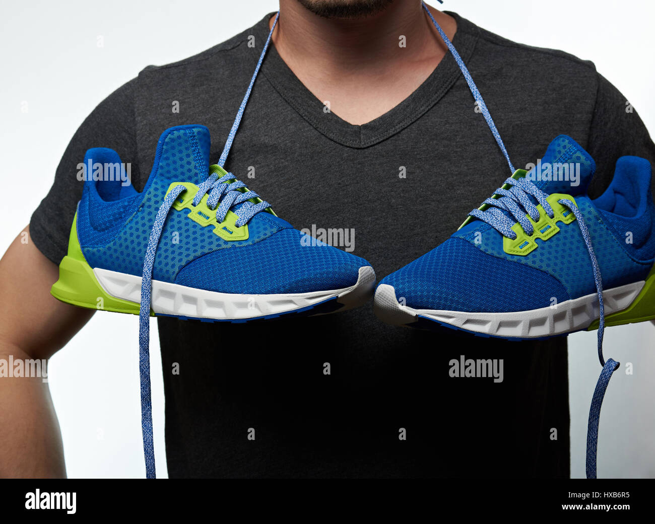 Homme chaussures lacets avec suspension sur le cou. Sport homme bleu avec  des chaussures de course Photo Stock - Alamy