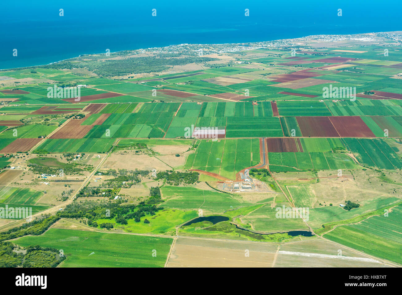 Vue aérienne de terres agricoles près de Bundaberg, patchwork avec le littoral au-delà. Bundaberg, Queensland, Australie Banque D'Images