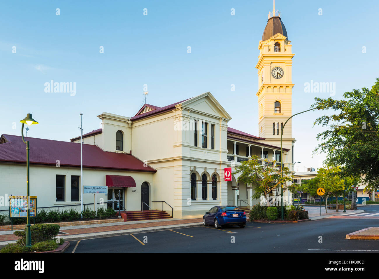 Le bureau de poste de Bundaberg et tour de l'horloge s'appuyant sur Bourbong Street. Bundaberg, Queensland, Australie Banque D'Images