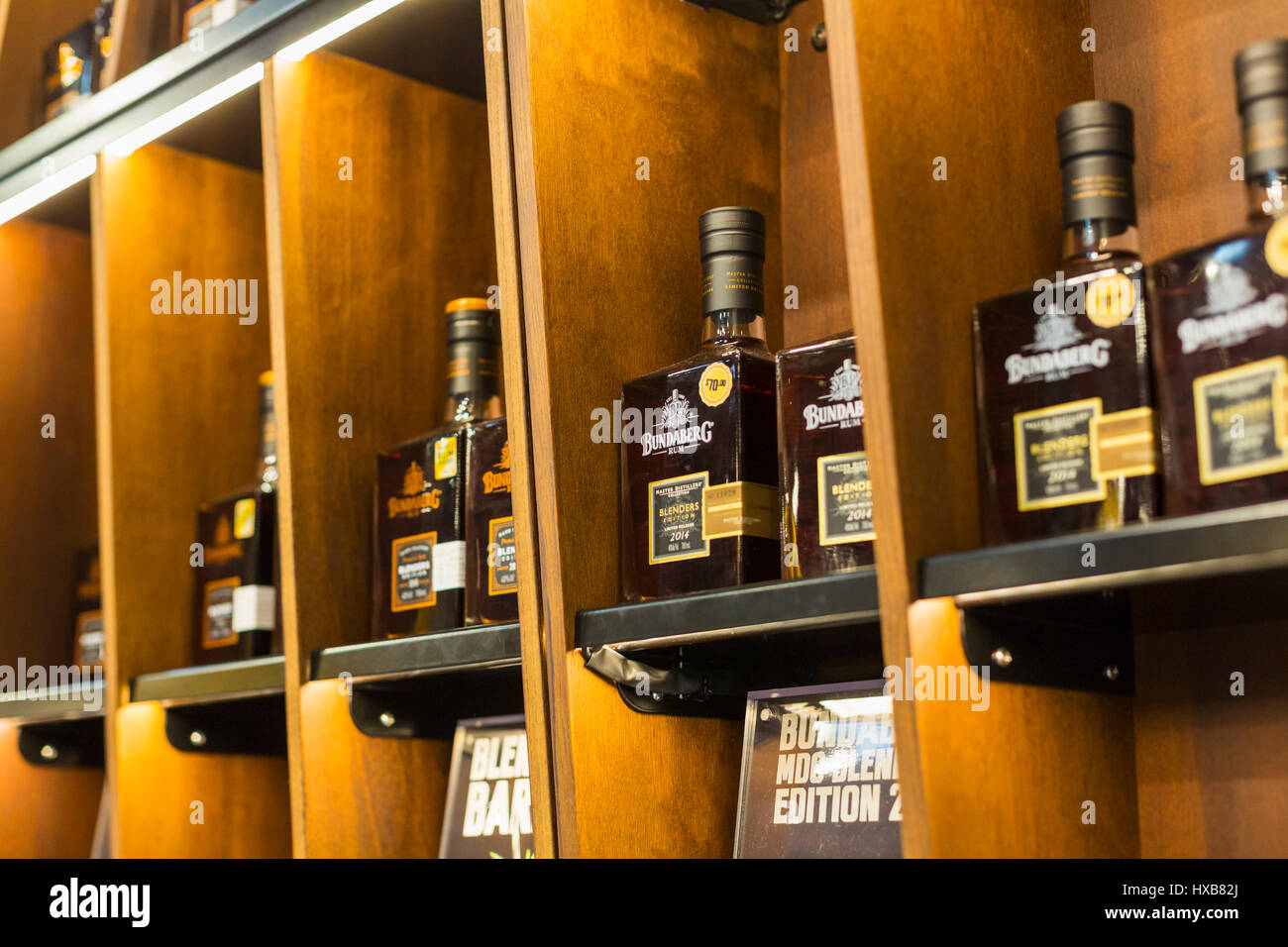 Bouteilles de rhum produits sur les étagères de la distillerie de rhum de Bundaberg Visitor Centre, Bundaberg, Queensland, Australie Banque D'Images